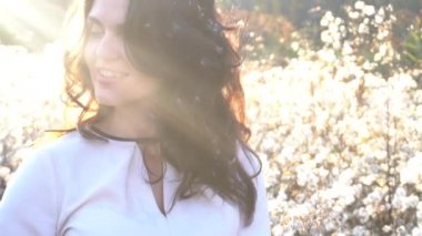 Gün batımında devedikeni çayırında Düşleyen Kız 