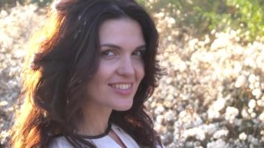 Slow Motion güzel kadın karahindiba tarlasında sıcak bir yaz gününün tadını çıkaracak.