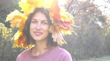 Sonbaharda başında çelenk olan güzel bir kadın.