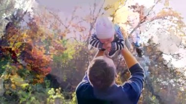 Tatlı küçük çocuk babasıyla dışarıda oynuyor..