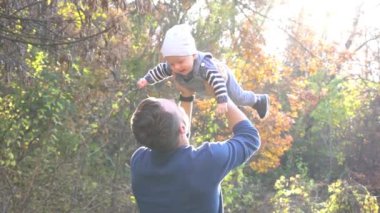 Slow Motion Mutlu Baba, tapılası bebeğini sonbahar parkına fırlatıyor.