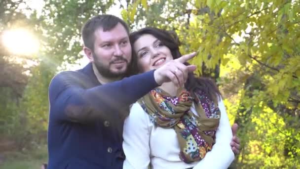 Couple Autumn Park Smiling Man Woman — Vídeo de Stock