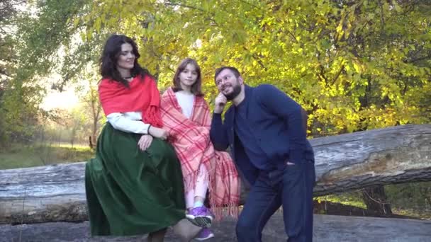 Ευτυχισμένη Οικογένεια Αναπαύεται Στο Όμορφο Πάρκο Φθινόπωρο — Αρχείο Βίντεο