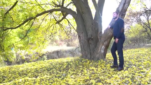Медленное Движение Красивый Человек Парке Осенний Пейзаж — стоковое видео