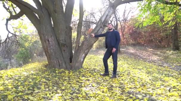 Slow Motion Autumn Fashion Men Freedom Lifestyle — Stockvideo