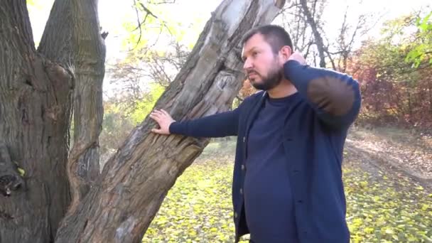 Schicker Schöner Mann Posiert Allein Herbstpark — Stockvideo