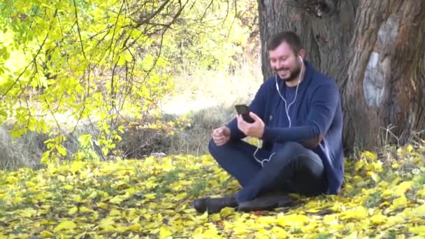 Hombre Sosteniendo Teléfono Mirando Pantalla Viendo Contenido Video Redes Sociales — Vídeos de Stock