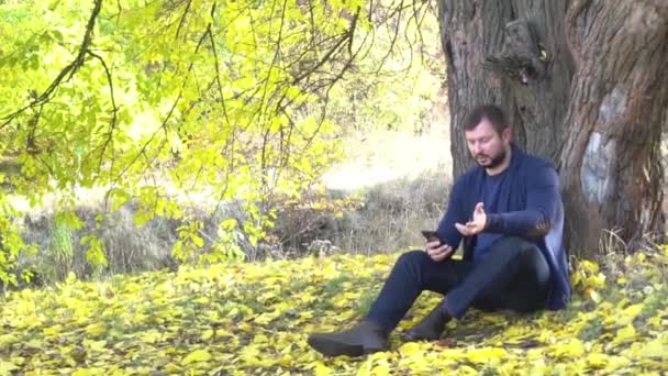 Charismatische Man Aan Telefoon Het Park Herfst — Stockvideo