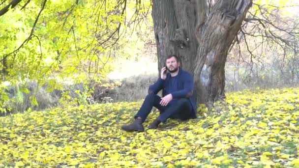 Zeitlupe Schöner Mann Mit Telefongesprächen Einem Park Herbst — Stockvideo