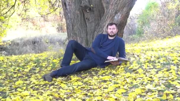 Man Sitting Maple Tree Red Book Fall City Park Autumn — Stockvideo