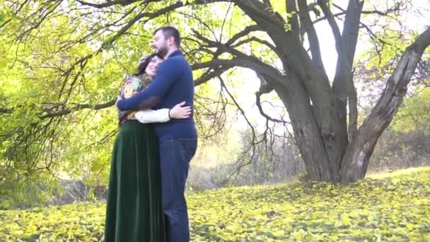 Ősszel Szerelmesek Mosolygó Pár Ölelkezik Parkban — Stock videók