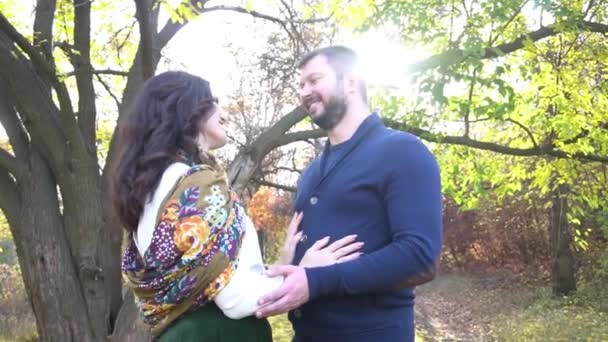 Muž Žena Objímají Pod Velkým Starým Stromem Podzim Při Západu — Stock video