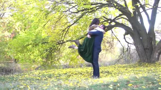 Slow Motion Bella Coppia Che Diverte Nel Parco Autunnale Bella — Video Stock