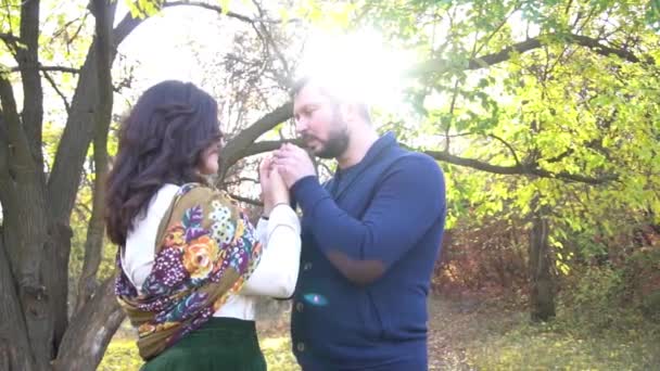 Zeitlupe Liebhaber Posieren Herbst Blätter Wald Hintergrund — Stockvideo