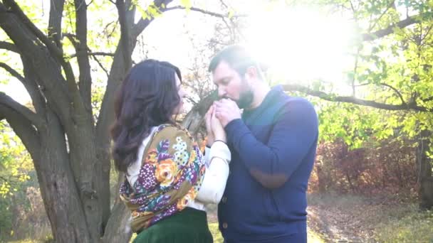 Schönes Paar Einem Herbstlichen Park Händchen Haltend Und Einander Anschauend — Stockvideo