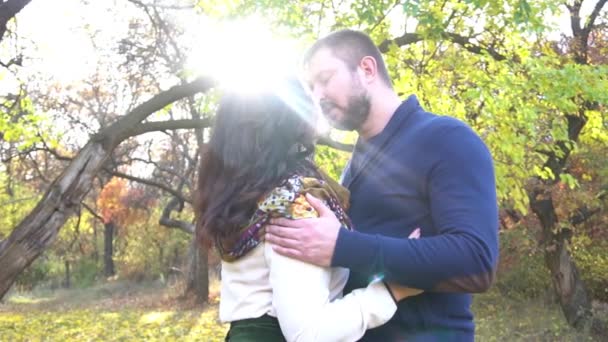 Slow Motion Close Beautiful Happy Couple Love Autumn Park — Stockvideo