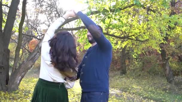 Пара Влюбленных Танцует Осеннем Парке — стоковое видео