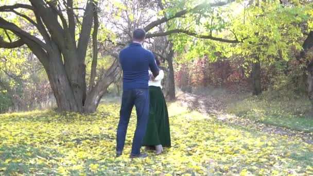 スローモーション秋の自然と一緒に踊るカップル — ストック動画
