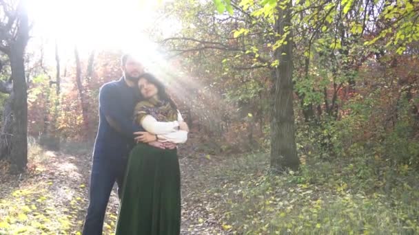 Lambat Gerak Happy Pasangan Musim Gugur Taman — Stok Video
