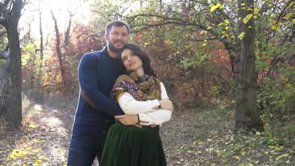 Zeitlupe Porträt Eines Schönen Stilvollen Paares Herbstpark — Stockvideo