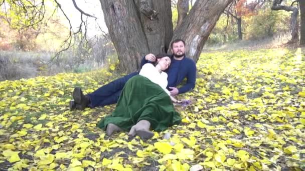 Paar Das Herbst Zusammen Spaß Hat Liebe — Stockvideo