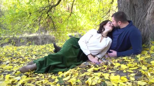スローモーション美しい秋の日に幸せな中年のカップル屋外 — ストック動画