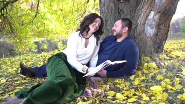 Happy Couple Love Reading Book Autumn Park — Video Stock