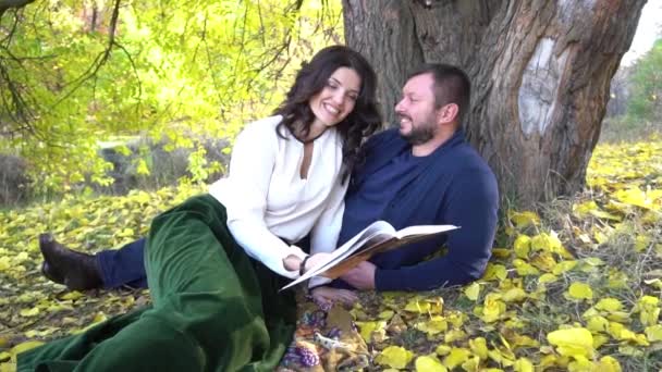 Slow Motion Couple Reading Book Autumn Park Happy Family — Stockvideo