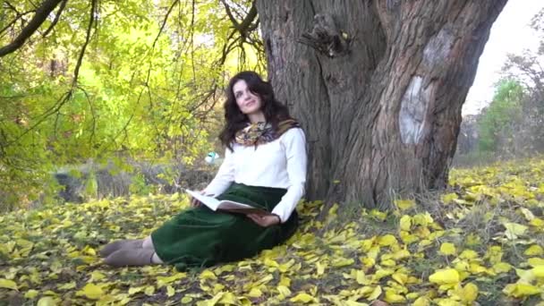 Slow Motion Beautiful Woman Autumn Novel Hands — Vídeo de stock