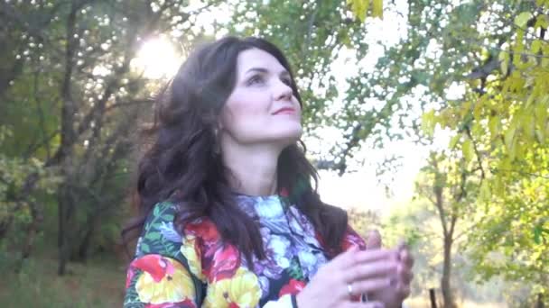 Slow Motion Glimlachende Vrouw Kijkt Tegen Bomen Het Park Herfst — Stockvideo