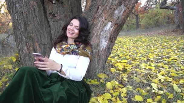 Slow Motion Glückliche Frau Mit Handy Der Hand Herbst Einem — Stockvideo