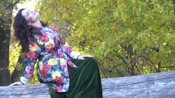 Портрет Вродливої Російської Жінки Осінньому Парку — стокове відео