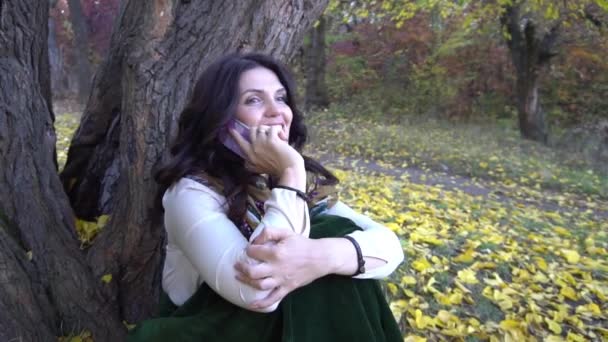 Frau Telefoniert Herbstpark — Stockvideo