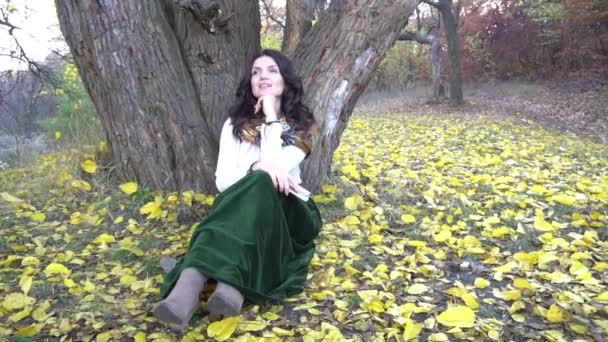 Slow Motion Woman Sits Autumn Tree Beautiful Autumn Landscape — ストック動画