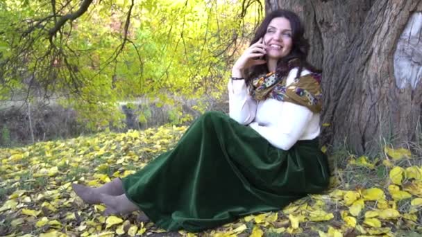 Slow Motion Giovane Donna Che Parla Con Uno Smartphone — Video Stock