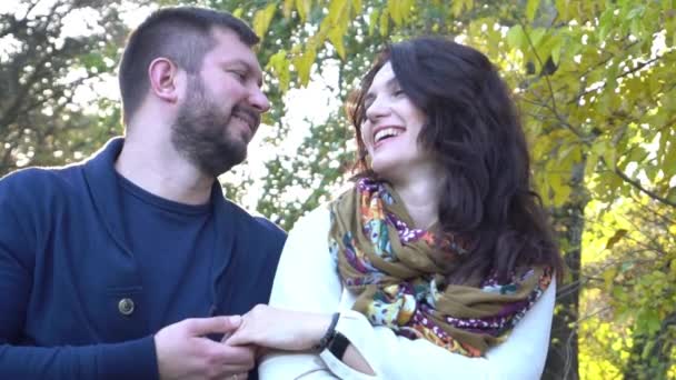 スローモーション 秋の公園の恋人カップルの肖像 — ストック動画