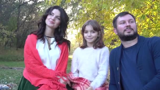 Une Jeune Famille Souriante Assise Dans Des Feuilles Jour Automne — Video