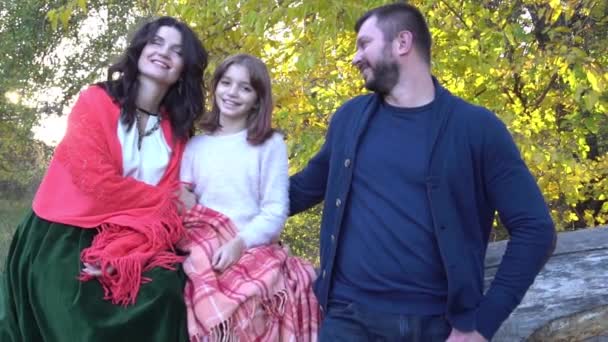 Slow Motion Família Feliz Contra Árvores Parque Durante Outono — Vídeo de Stock