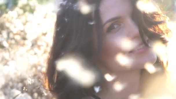 Мрійлива Красива Дівчина Білому Пуху Фоні Боке Золотому Сонячному Світлі — стокове відео