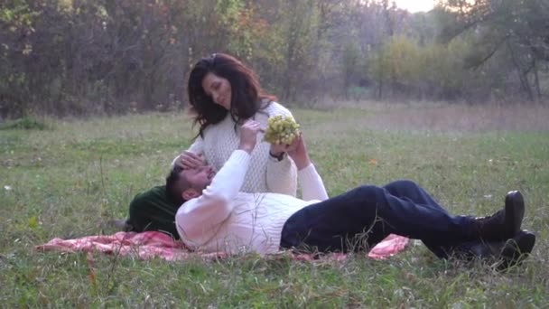 美丽快乐的一对在秋天的公园里 — 图库视频影像