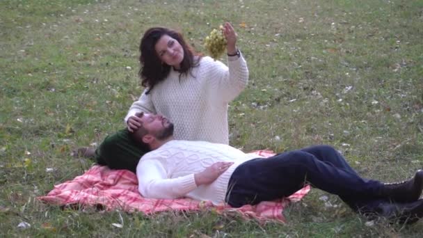 在黄昏的阳光下 一对年轻夫妇在秋天的公园里欢欢喜喜 — 图库视频影像