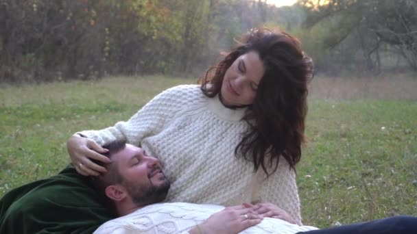 スローモーション 秋の都市公園でロマンチックなカップルの肖像画 男と女 — ストック動画