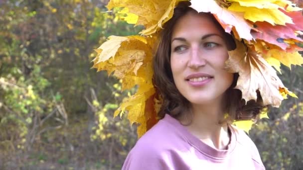 Красива Дівчина Вінку Жовтого Листя Тлі Осіннього Парку — стокове відео