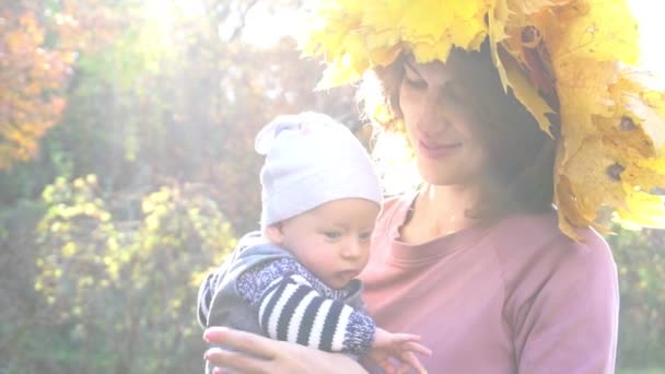 Madre Cámara Lenta Ama Los Niños Pequeños Humor Primavera — Vídeos de Stock