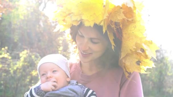 Junge Mutter Mit Ihrem Kleinen Baby Ruht Zur Herbstzeit Freien — Stockvideo