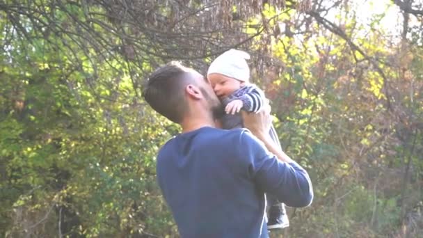 Movimiento Lento Padre Sosteniendo Hijo Pequeño Bosque Otoñal Divirtiéndose — Vídeos de Stock