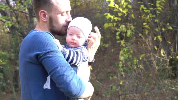 Slow Motion Vader Zoon Delen Liefde Herfstpark — Stockvideo