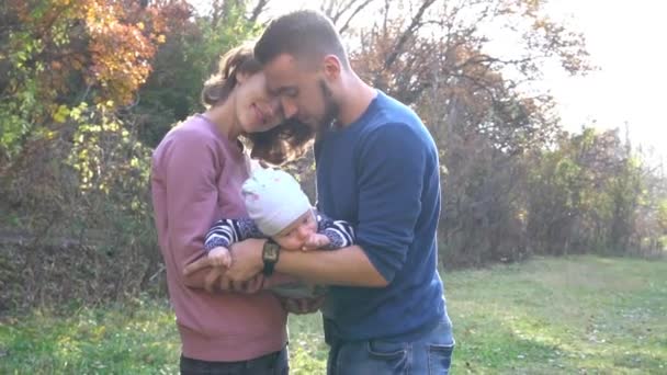 Famiglia Felice Con Bambino Piccolo Una Passeggiata Autunnale Nel Parco — Video Stock