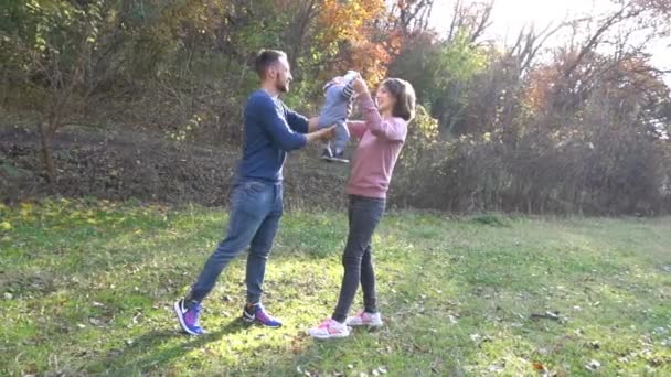 Glückliche Familienmutter Vater Und Baby Beim Herbstspaziergang Park — Stockvideo