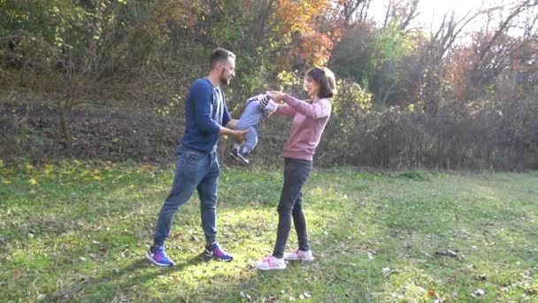 Famiglia Slow Motion Con Bambino Nel Parco Autunnale — Video Stock